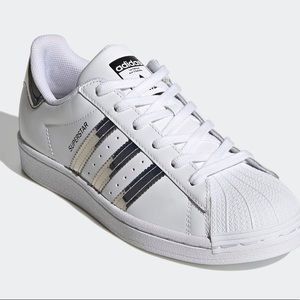 EUC Adidas Superstar Size 5
